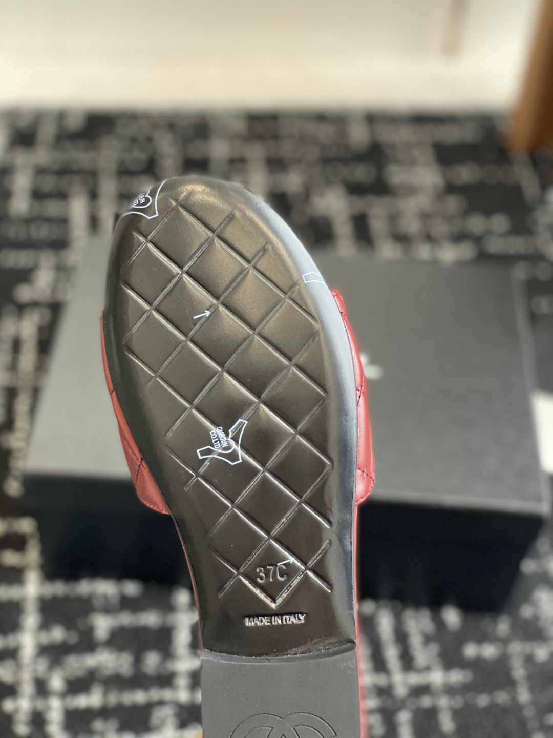 代购级
Chanel 小香 25ss 春夏新品度假 羊皮 懒人拖 

小香的一款全新设计 鞋面搭配双C五