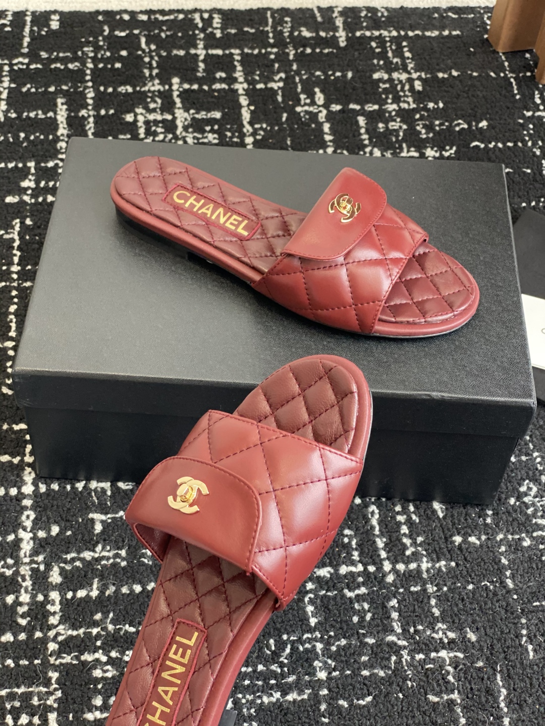 代购级
Chanel 小香 25ss 春夏新品度假 羊皮 懒人拖 

小香的一款全新设计 鞋面搭配双C五