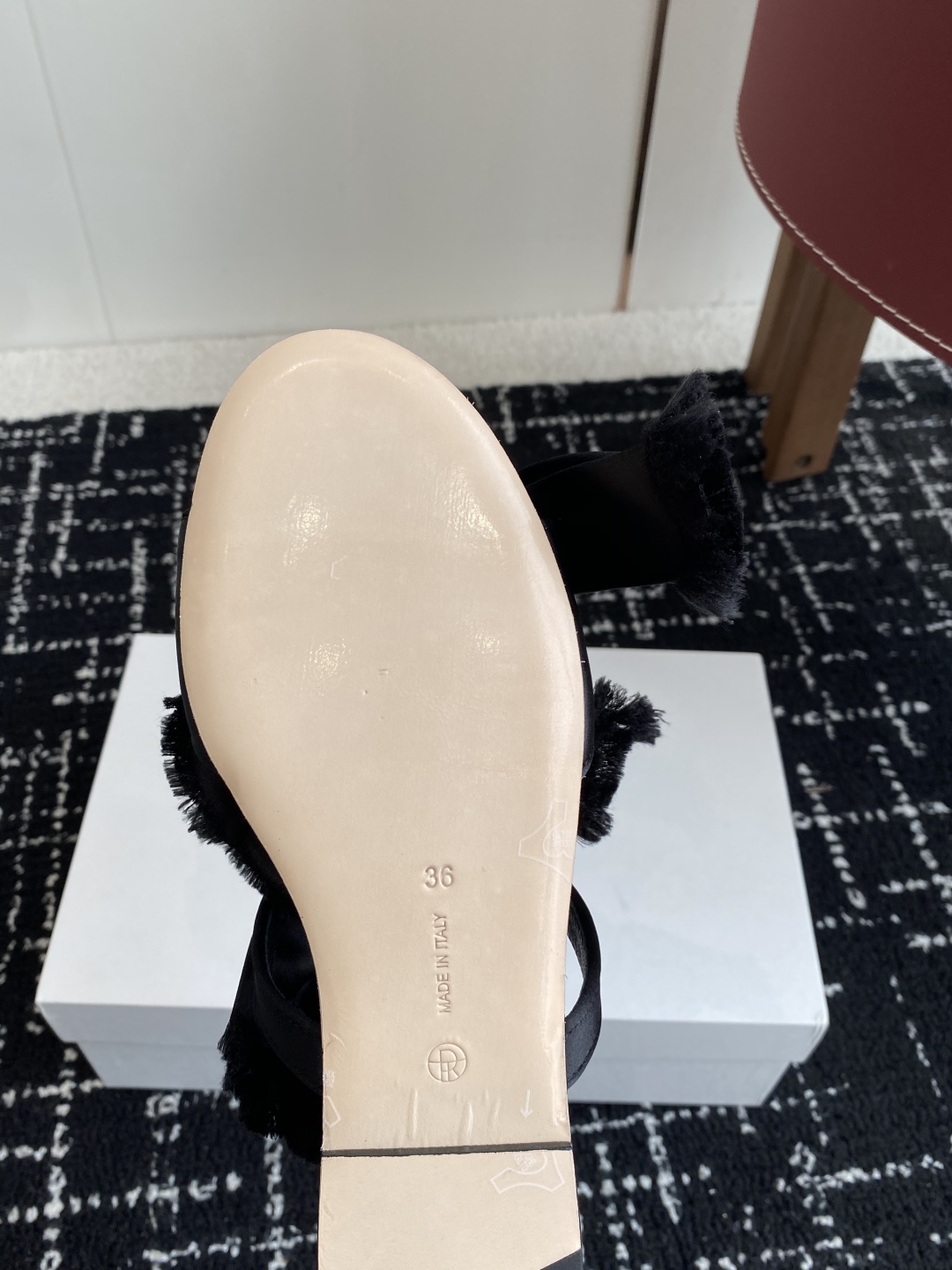 代购级
The Row 真丝绸缎蝴蝶结拖鞋高品质极简小众还得看Tr，春夏新款性感猫跟极简拖鞋！

一如既