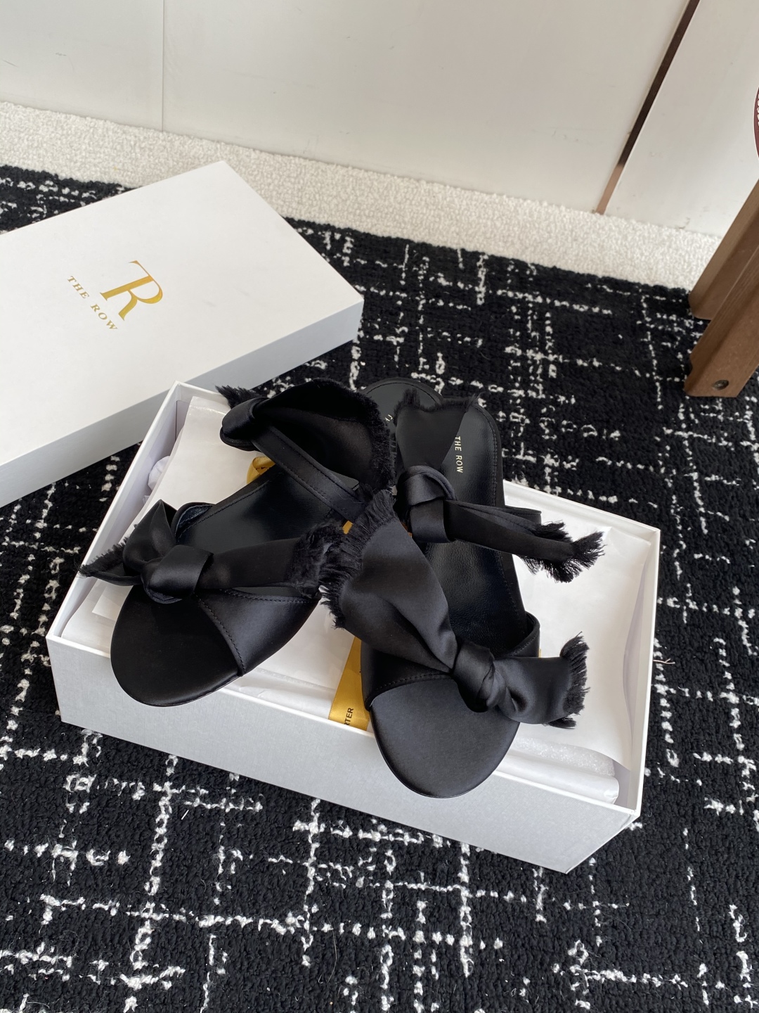 代购级
The Row 真丝绸缎蝴蝶结拖鞋高品质极简小众还得看Tr，春夏新款性感猫跟极简拖鞋！

一如既