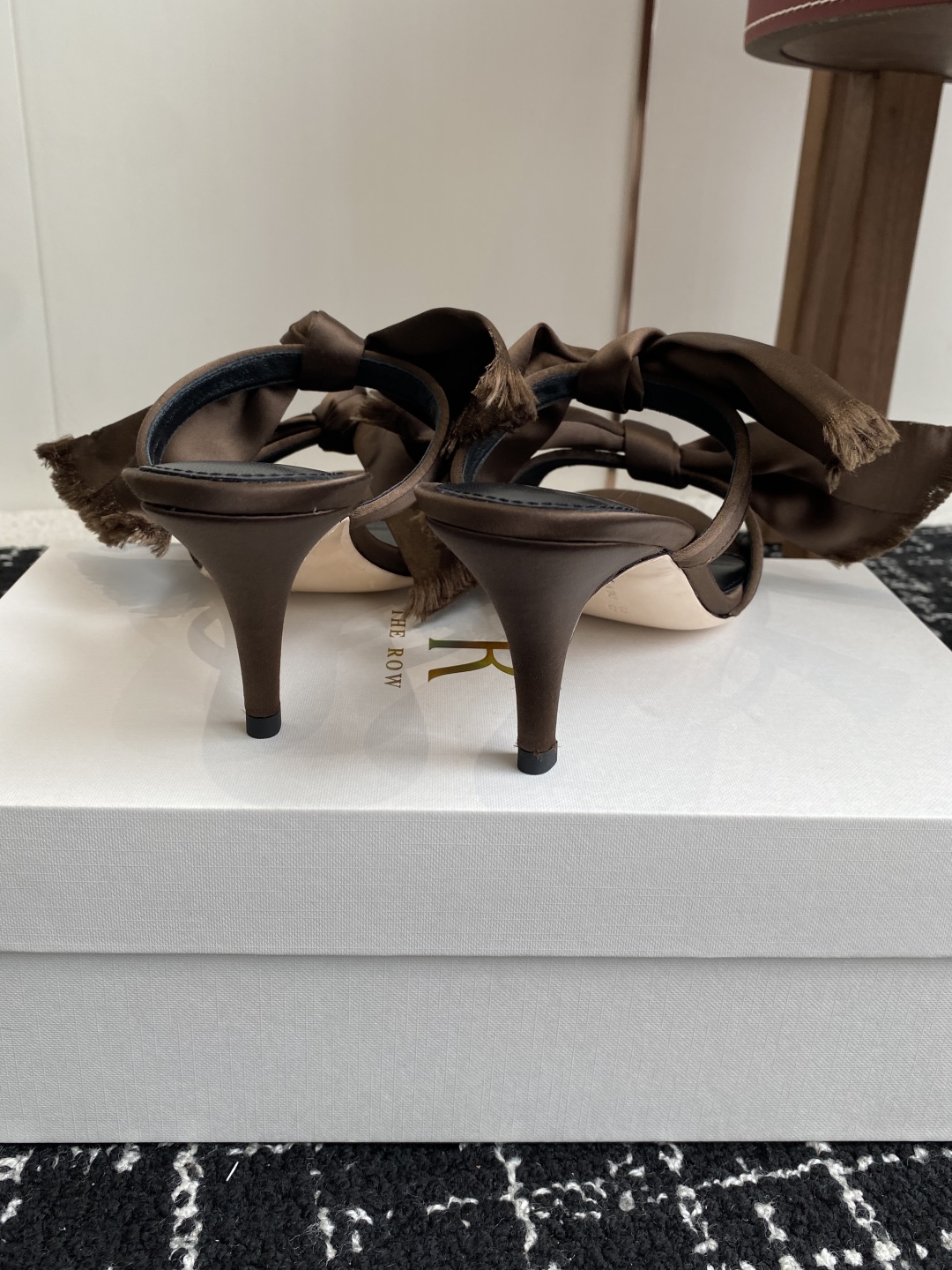 代购级
The Row 真丝绸缎蝴蝶结拖鞋高品质极简小众还得看Tr，春夏新款性感猫跟极简拖鞋！

一如既