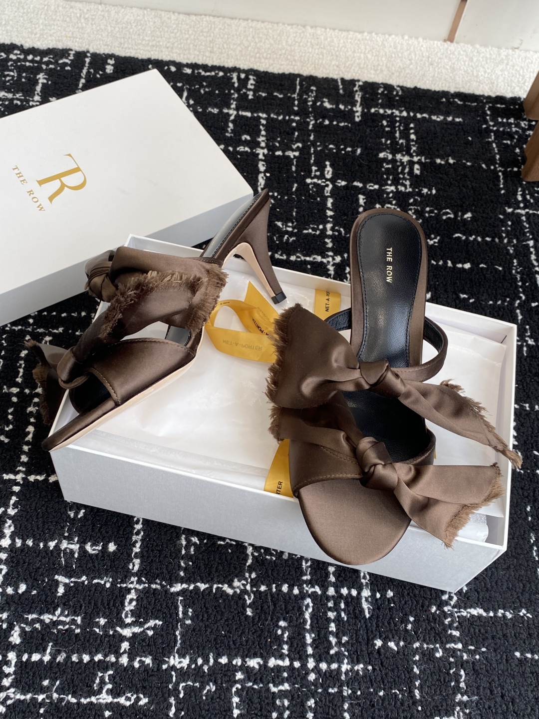 代购级
The Row 真丝绸缎蝴蝶结拖鞋高品质极简小众还得看Tr，春夏新款性感猫跟极简拖鞋！

一如既