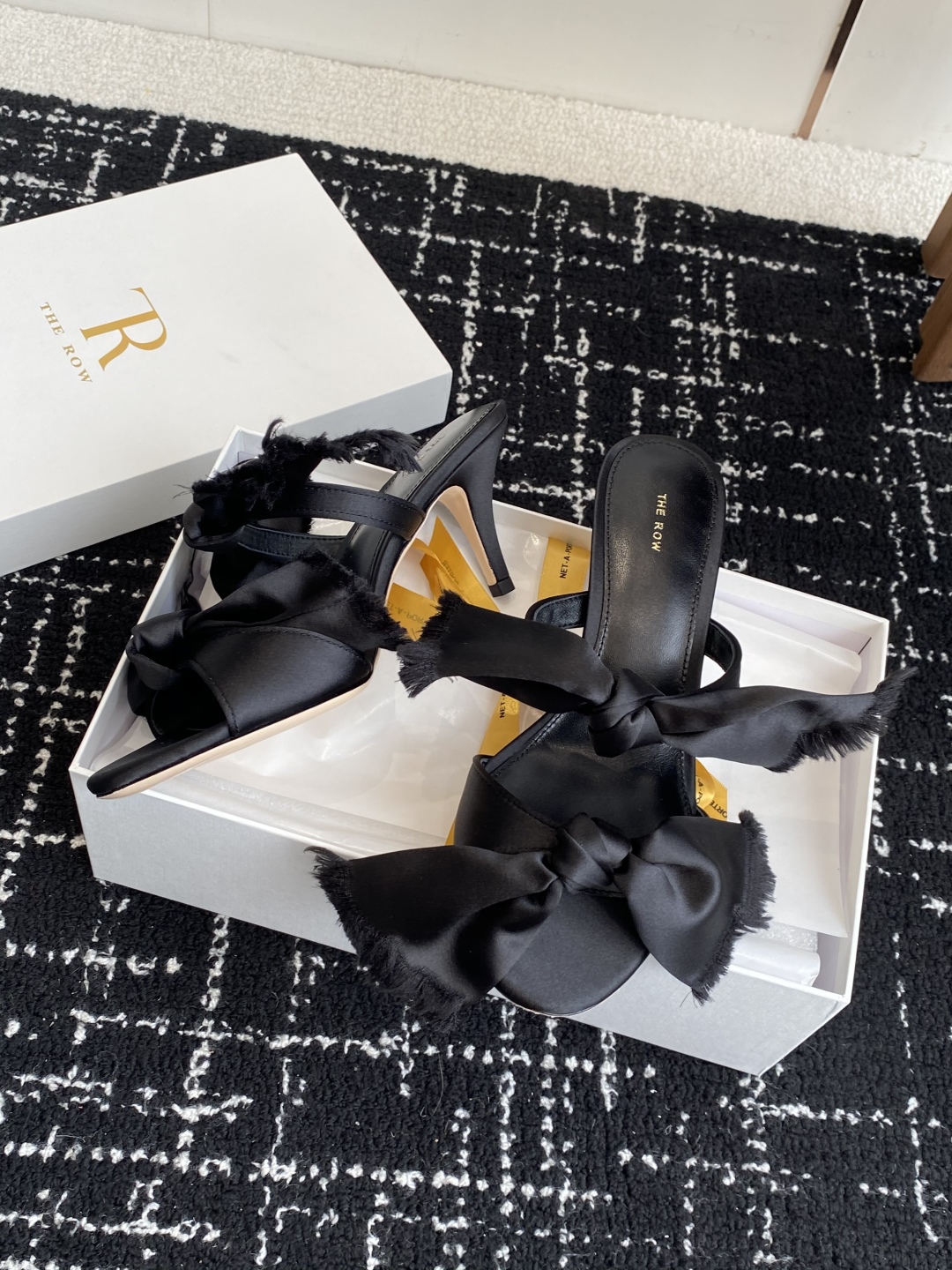 代购级
The Row 真丝绸缎蝴蝶结拖鞋高品质极简小众还得看Tr，春夏新款性感猫跟极简拖鞋！

一如既