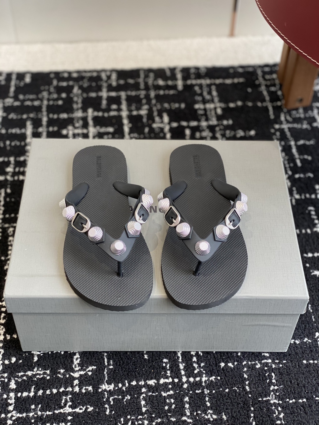 代购级
Balenciaga 25ss 沙滩 这是一双经典的人字拖
主体由浅棕色的鞋底与黑色的鞋带构成