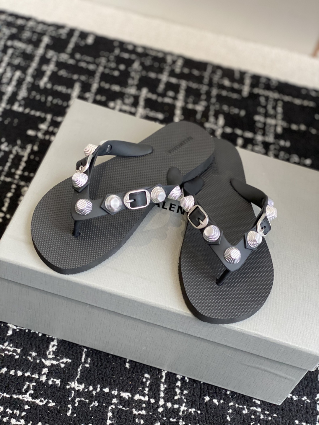 代购级
Balenciaga 25ss 沙滩 这是一双经典的人字拖
主体由浅棕色的鞋底与黑色的鞋带构成