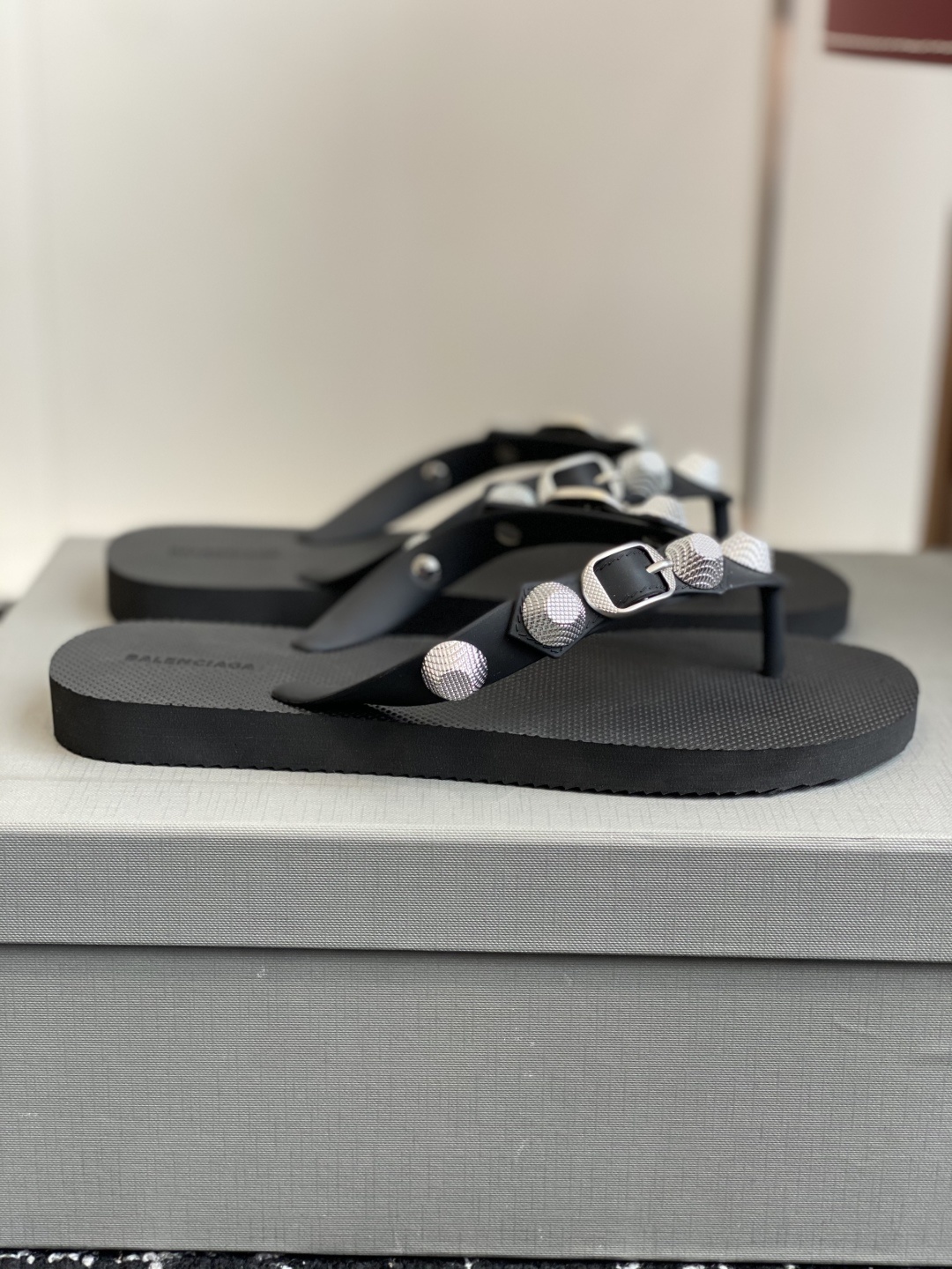 代购级
Balenciaga 25ss 沙滩 这是一双经典的人字拖
主体由浅棕色的鞋底与黑色的鞋带构成