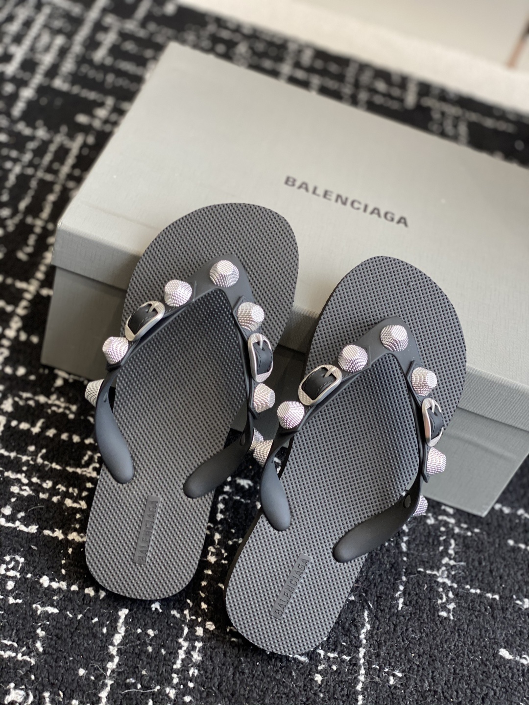 代购级
Balenciaga 25ss 沙滩 这是一双经典的人字拖
主体由浅棕色的鞋底与黑色的鞋带构成