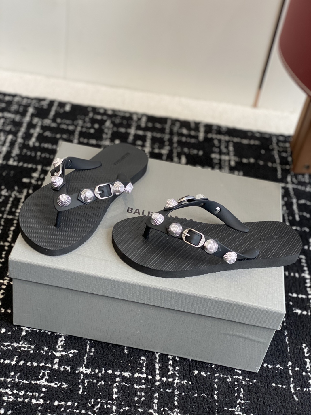 代购级
Balenciaga 25ss 沙滩 这是一双经典的人字拖
主体由浅棕色的鞋底与黑色的鞋带构成