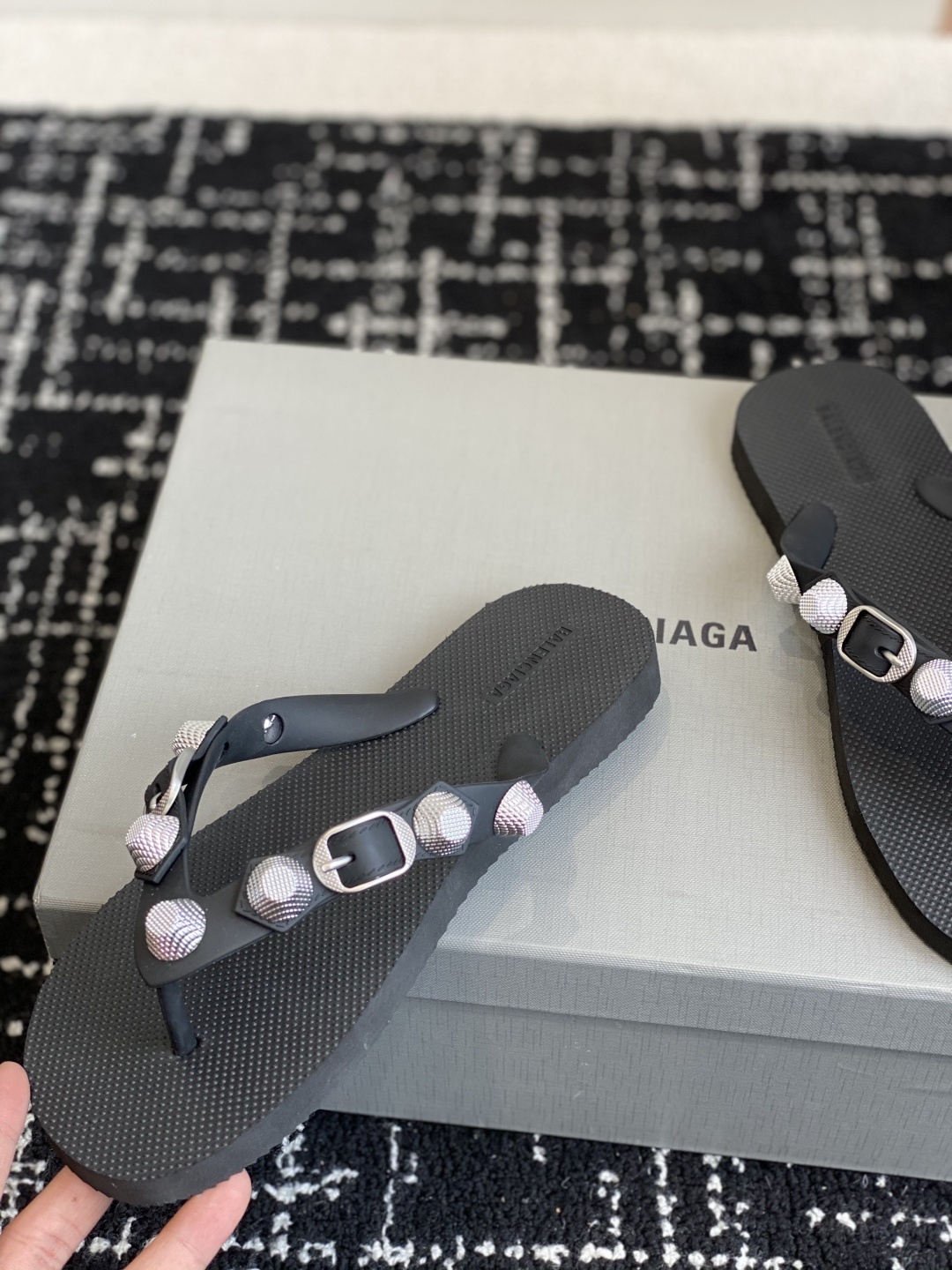 代购级
Balenciaga 25ss 沙滩 这是一双经典的人字拖
主体由浅棕色的鞋底与黑色的鞋带构成