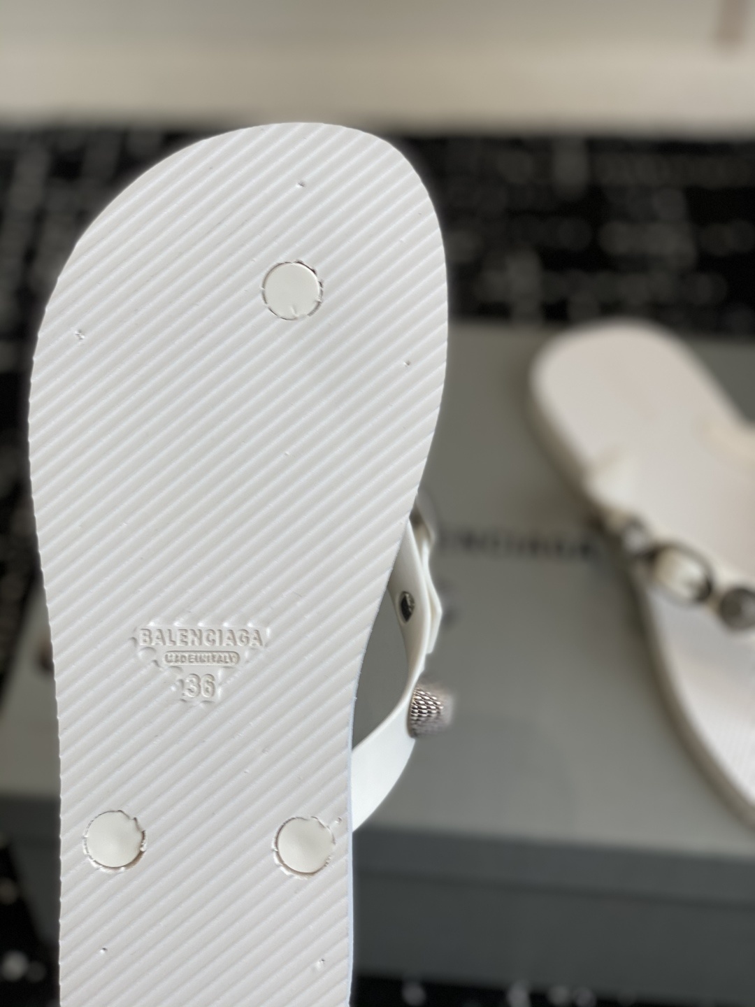 代购级
Balenciaga 25ss 沙滩 这是一双经典的人字拖
主体由浅棕色的鞋底与黑色的鞋带构成
