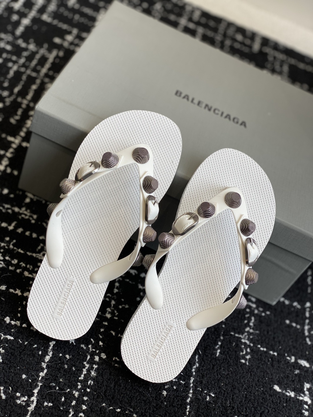 代购级
Balenciaga 25ss 沙滩 这是一双经典的人字拖
主体由浅棕色的鞋底与黑色的鞋带构成