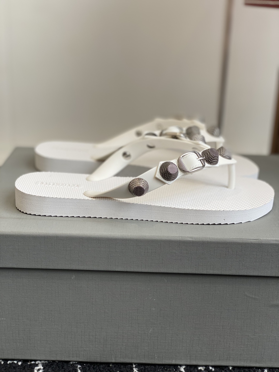 代购级
Balenciaga 25ss 沙滩 这是一双经典的人字拖
主体由浅棕色的鞋底与黑色的鞋带构成
