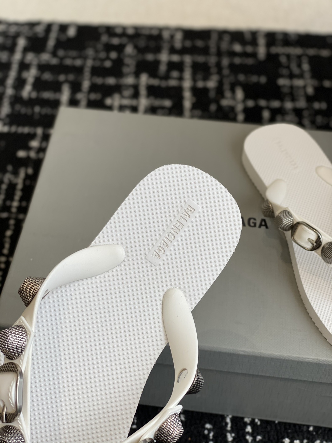 代购级
Balenciaga 25ss 沙滩 这是一双经典的人字拖
主体由浅棕色的鞋底与黑色的鞋带构成