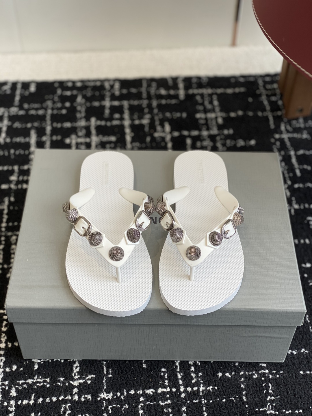 代购级
Balenciaga 25ss 沙滩 这是一双经典的人字拖
主体由浅棕色的鞋底与黑色的鞋带构成