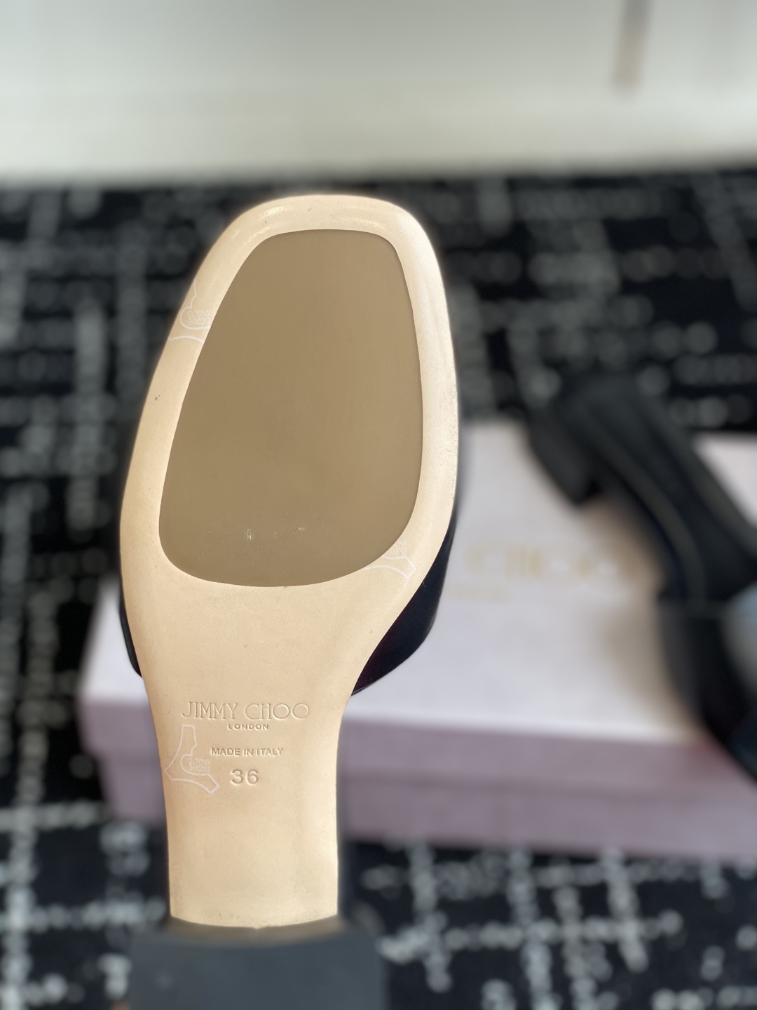东莞代购级
Jimmychoo 吉米周2025ss，方头 小粗跟 拖鞋 简约大气，后带工形  给人清爽大