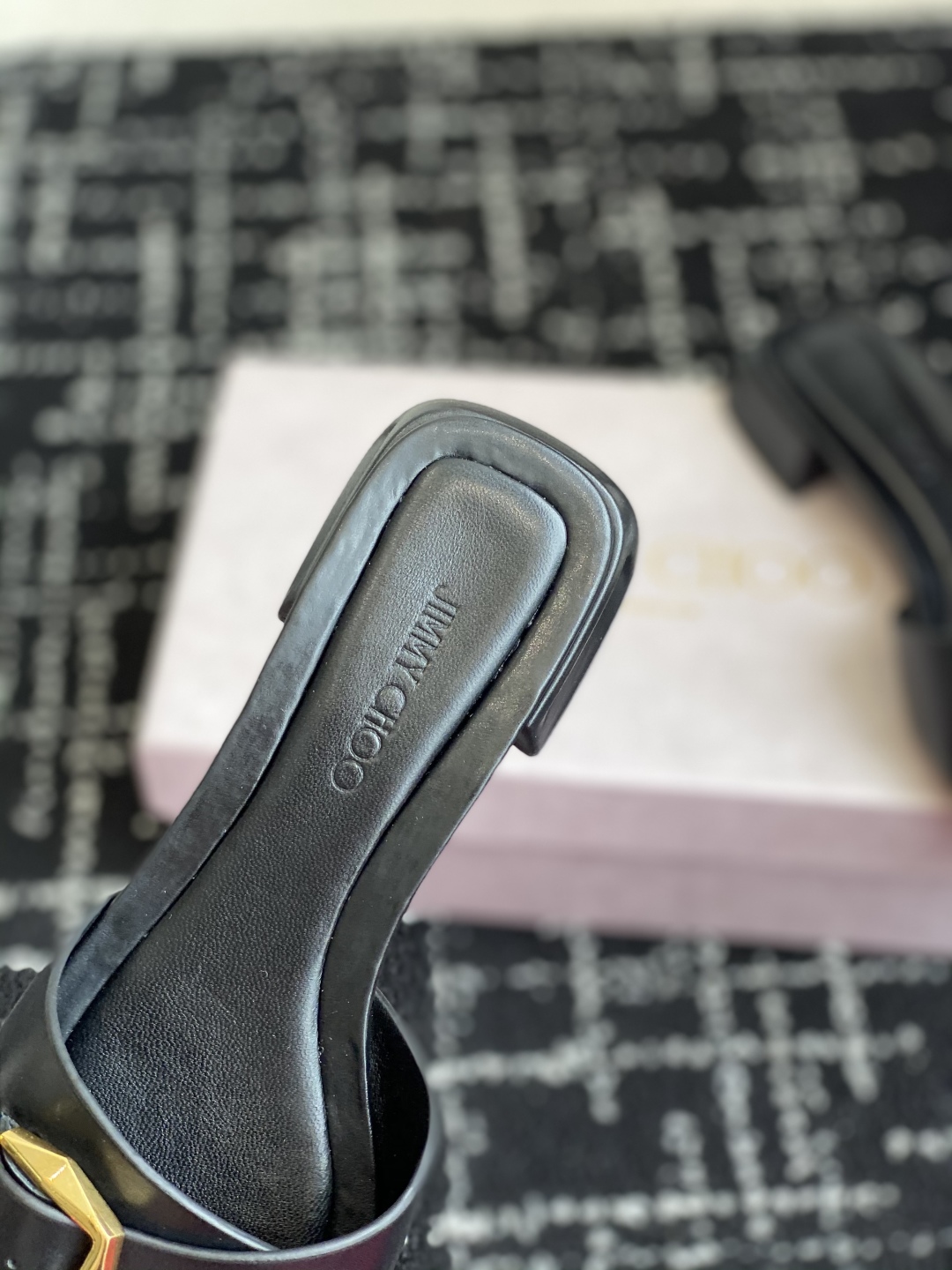 东莞代购级
Jimmychoo 吉米周2025ss，方头 小粗跟 拖鞋 简约大气，后带工形  给人清爽大