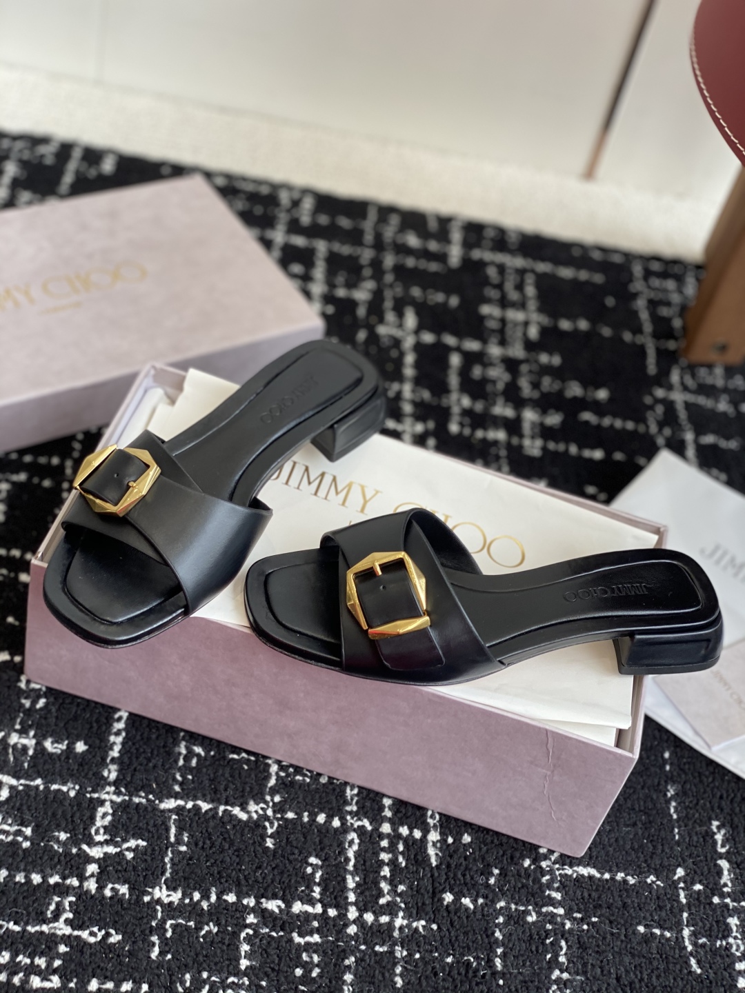 东莞代购级
Jimmychoo 吉米周2025ss，方头 小粗跟 拖鞋 简约大气，后带工形  给人清爽大