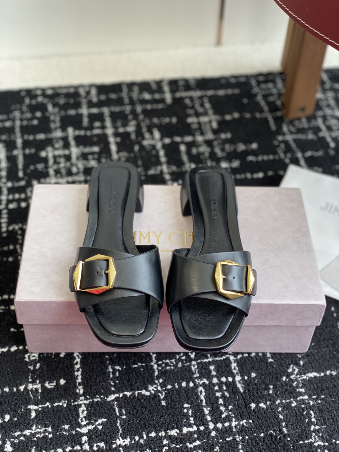 东莞代购级
Jimmychoo 吉米周2025ss，方头 小粗跟 拖鞋 简约大气，后带工形  给人清爽大