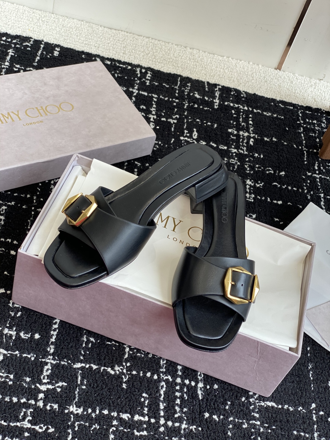 东莞代购级
Jimmychoo 吉米周2025ss，方头 小粗跟 拖鞋 简约大气，后带工形  给人清爽大