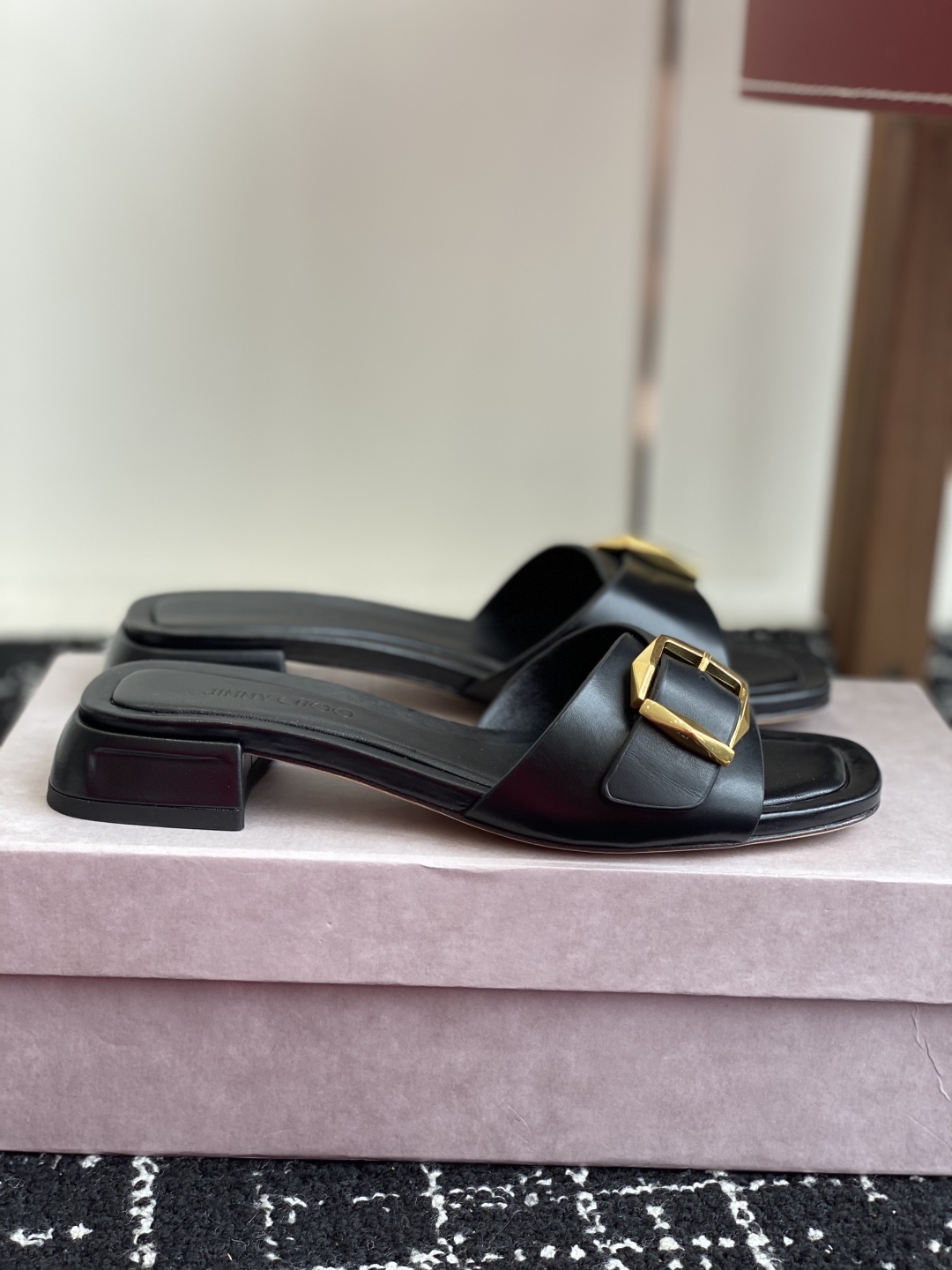东莞代购级
Jimmychoo 吉米周2025ss，方头 小粗跟 拖鞋 简约大气，后带工形  给人清爽大