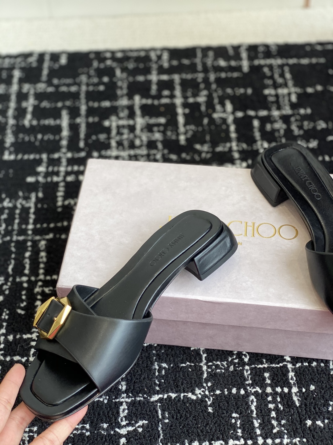 东莞代购级
Jimmychoo 吉米周2025ss，方头 小粗跟 拖鞋 简约大气，后带工形  给人清爽大