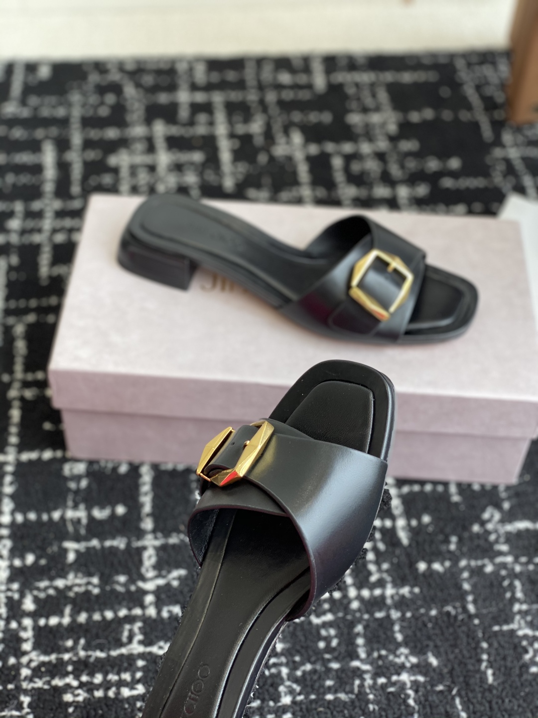 东莞代购级
Jimmychoo 吉米周2025ss，方头 小粗跟 拖鞋 简约大气，后带工形  给人清爽大