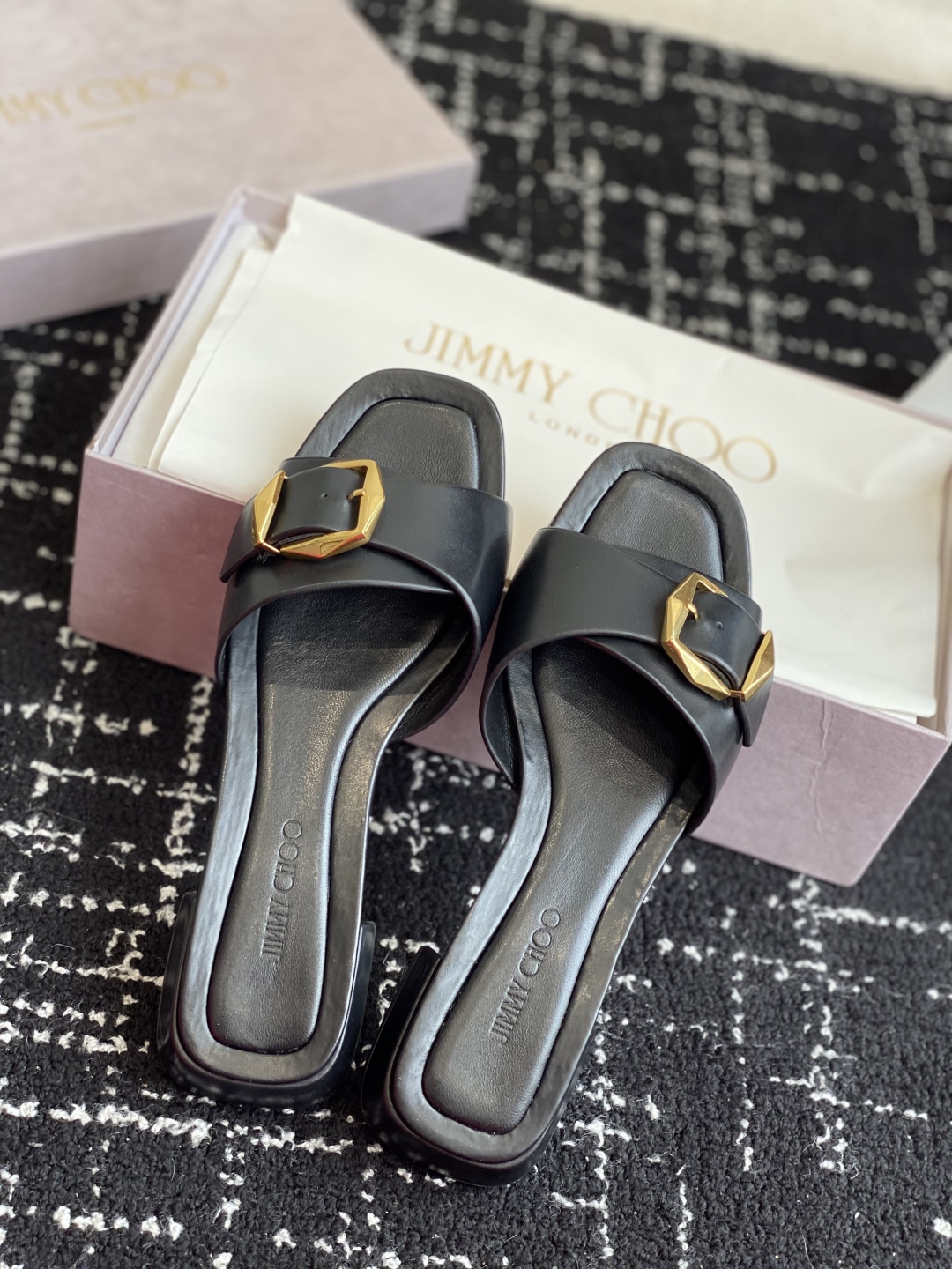东莞代购级
Jimmychoo 吉米周2025ss，方头 小粗跟 拖鞋 简约大气，后带工形  给人清爽大