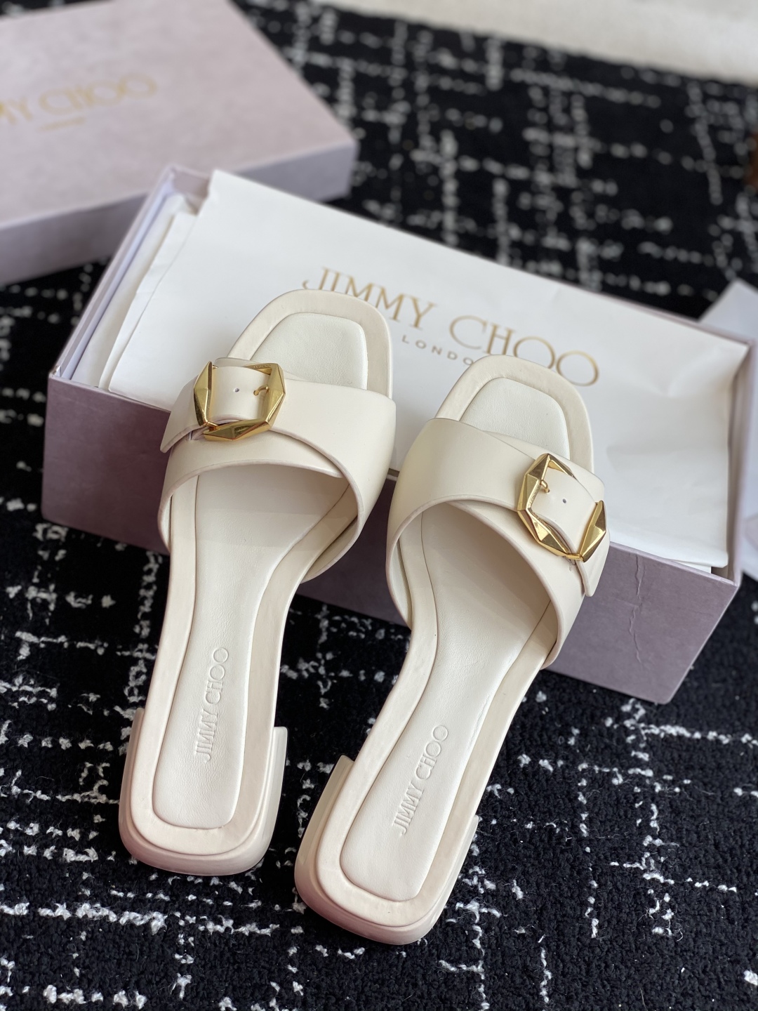 东莞代购级
Jimmychoo 吉米周2025ss，方头 小粗跟 拖鞋 简约大气，后带工形  给人清爽大
