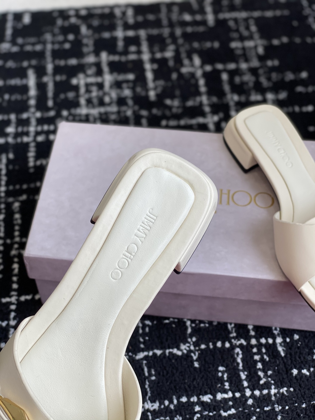 东莞代购级
Jimmychoo 吉米周2025ss，方头 小粗跟 拖鞋 简约大气，后带工形  给人清爽大