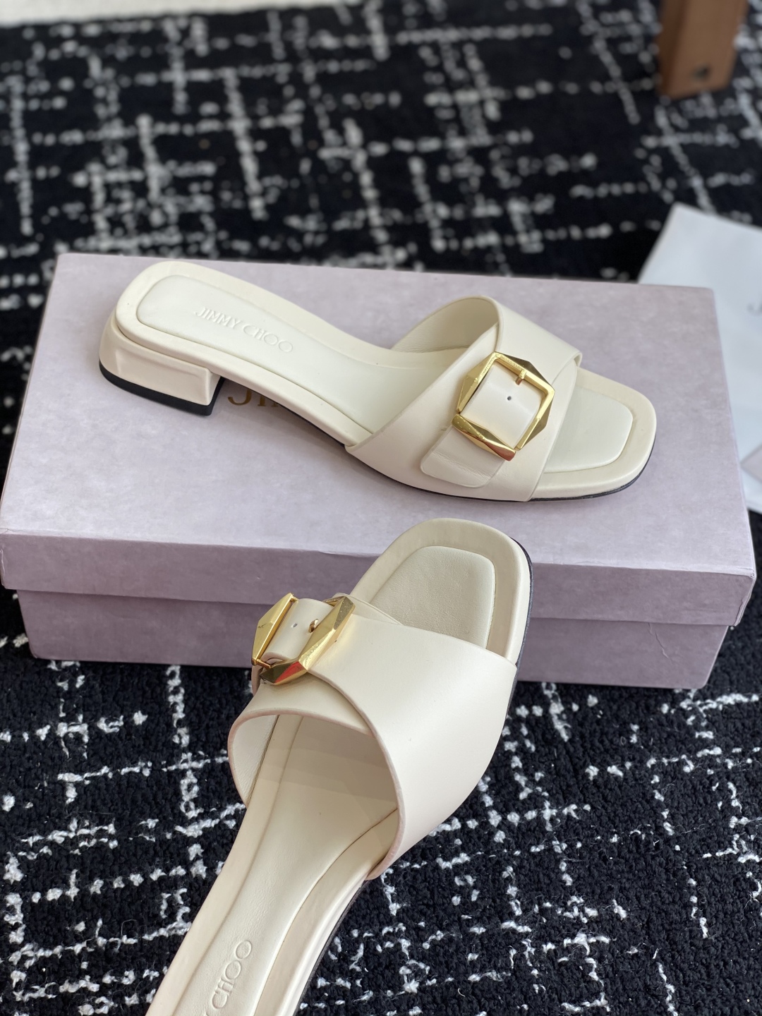 东莞代购级
Jimmychoo 吉米周2025ss，方头 小粗跟 拖鞋 简约大气，后带工形  给人清爽大