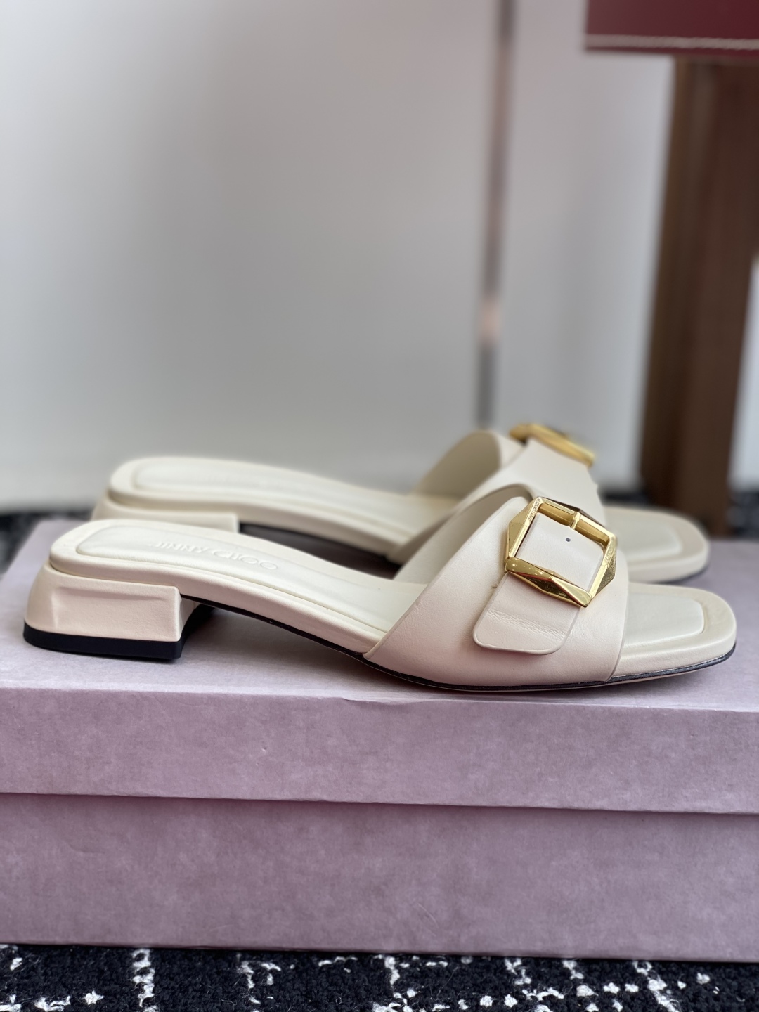 东莞代购级
Jimmychoo 吉米周2025ss，方头 小粗跟 拖鞋 简约大气，后带工形  给人清爽大