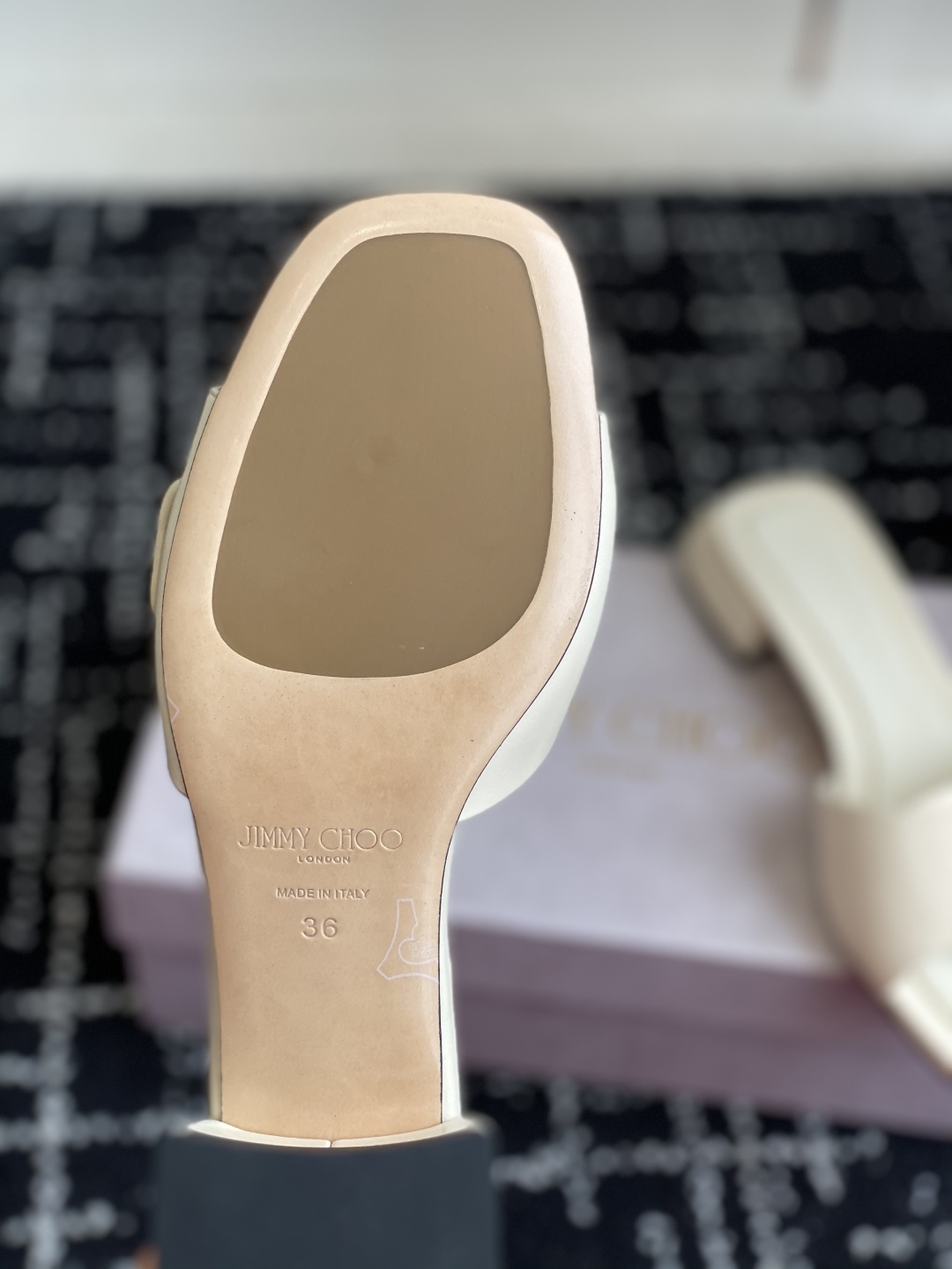 东莞代购级
Jimmychoo 吉米周2025ss，方头 小粗跟 拖鞋 简约大气，后带工形  给人清爽大