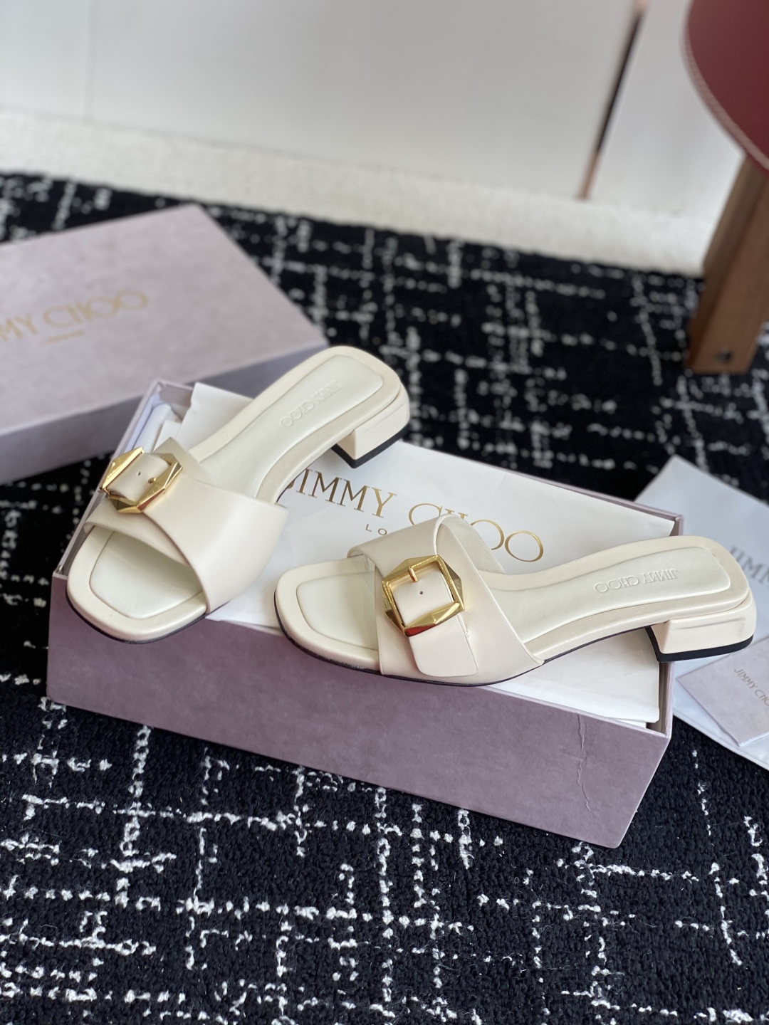 东莞代购级
Jimmychoo 吉米周2025ss，方头 小粗跟 拖鞋 简约大气，后带工形  给人清爽大