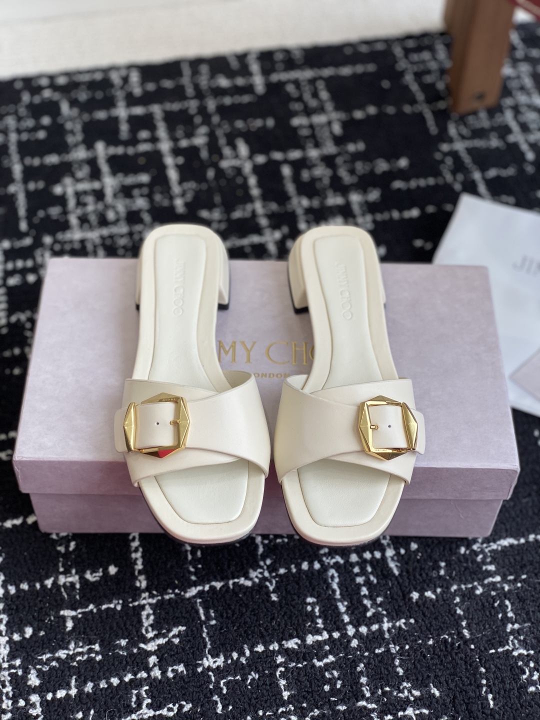 东莞代购级
Jimmychoo 吉米周2025ss，方头 小粗跟 拖鞋 简约大气，后带工形  给人清爽大