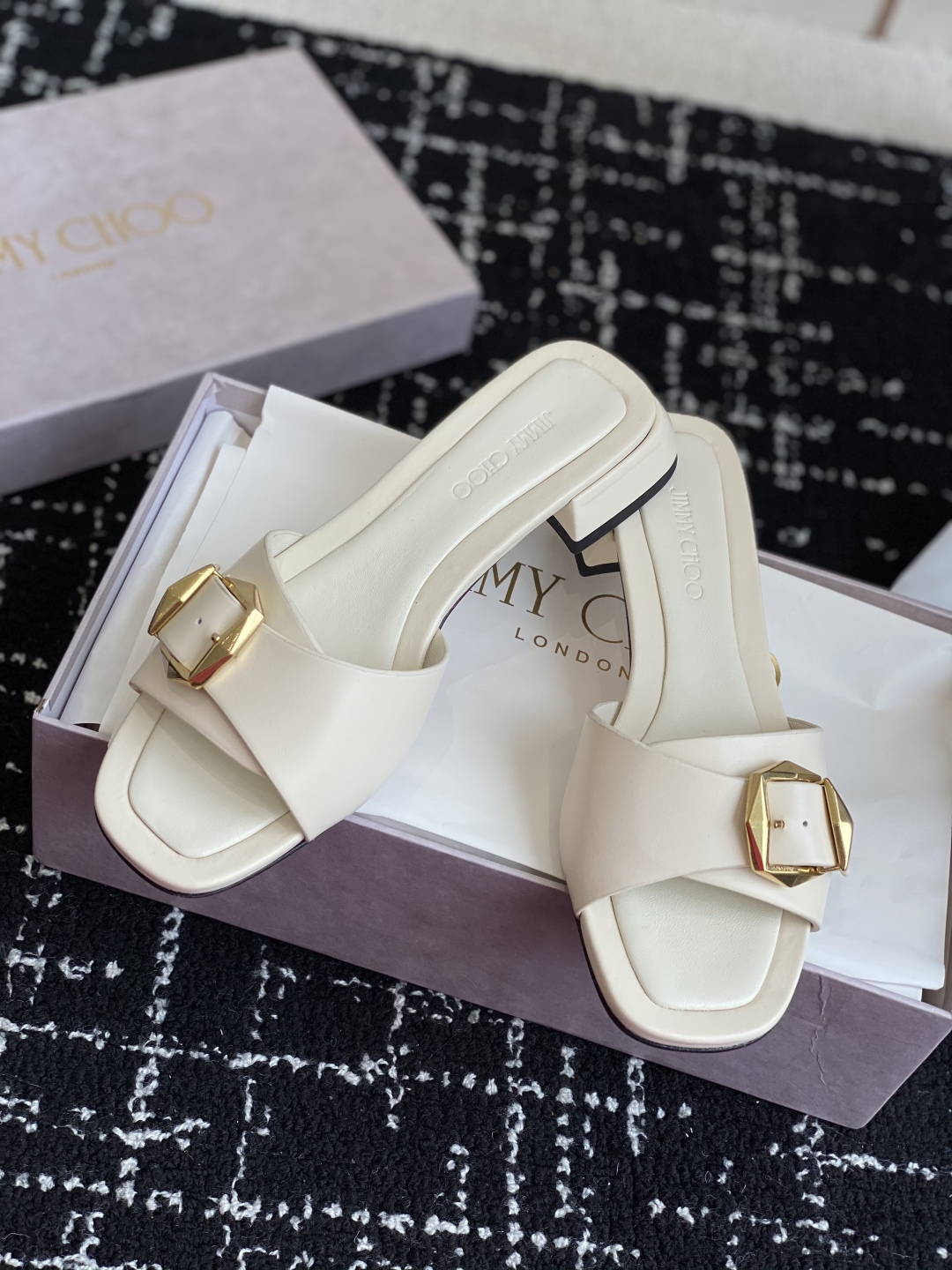 东莞代购级
Jimmychoo 吉米周2025ss，方头 小粗跟 拖鞋 简约大气，后带工形  给人清爽大