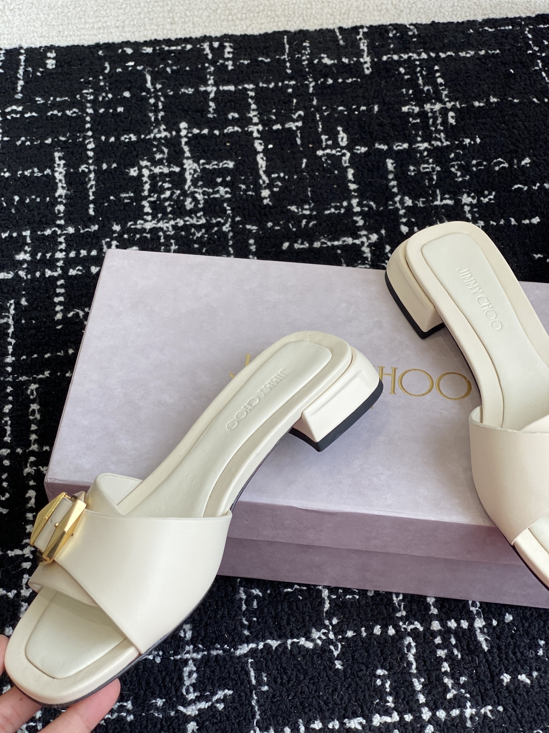 东莞代购级
Jimmychoo 吉米周2025ss，方头 小粗跟 拖鞋 简约大气，后带工形  给人清爽大