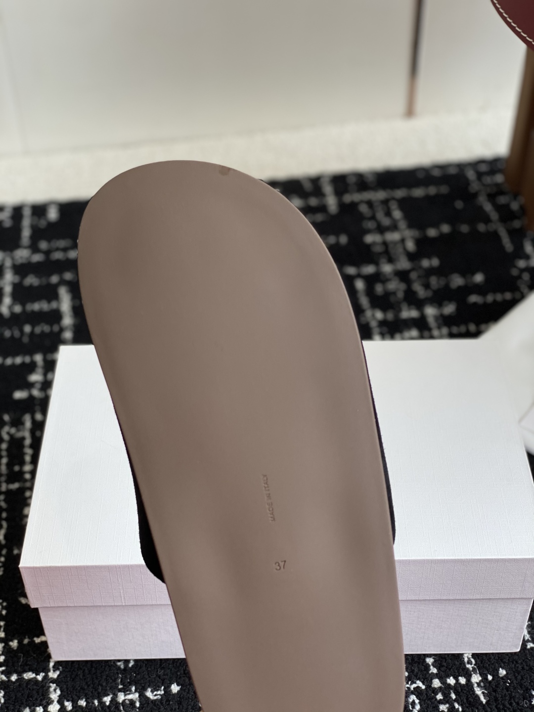 代购级
the  row 25ss 居家休闲 网红同款沙滩平底百搭拖鞋
 
春夏值得入手的简约单品简单的