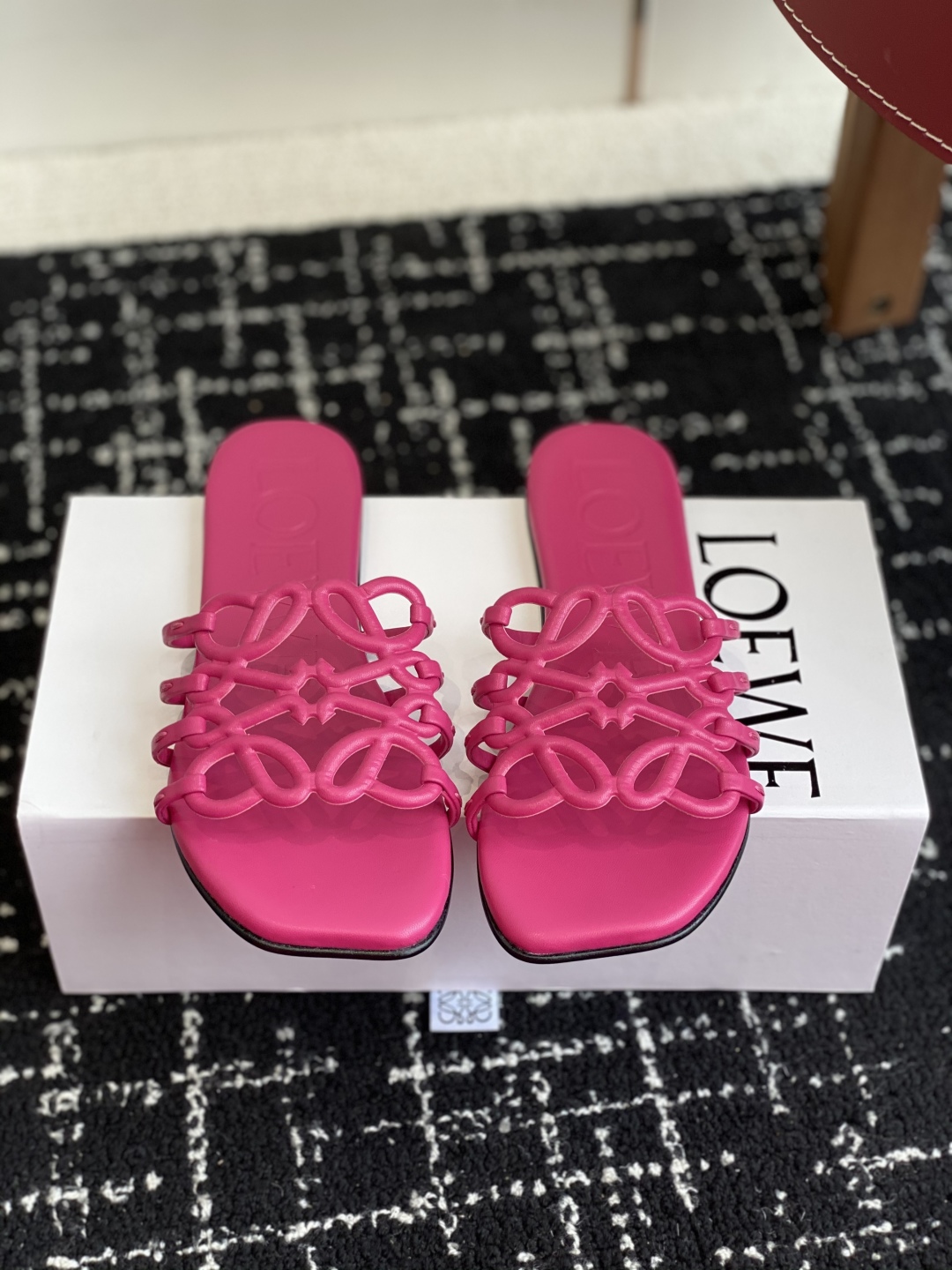 代购级
LOEWE 罗意威 25ss 春夏新品 拖鞋 疯狂种草简约设计感觉更干净优雅

让你念念不忘 颜