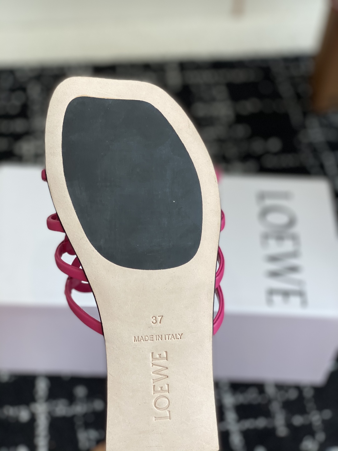 代购级
LOEWE 罗意威 25ss 春夏新品 拖鞋 疯狂种草简约设计感觉更干净优雅

让你念念不忘 颜