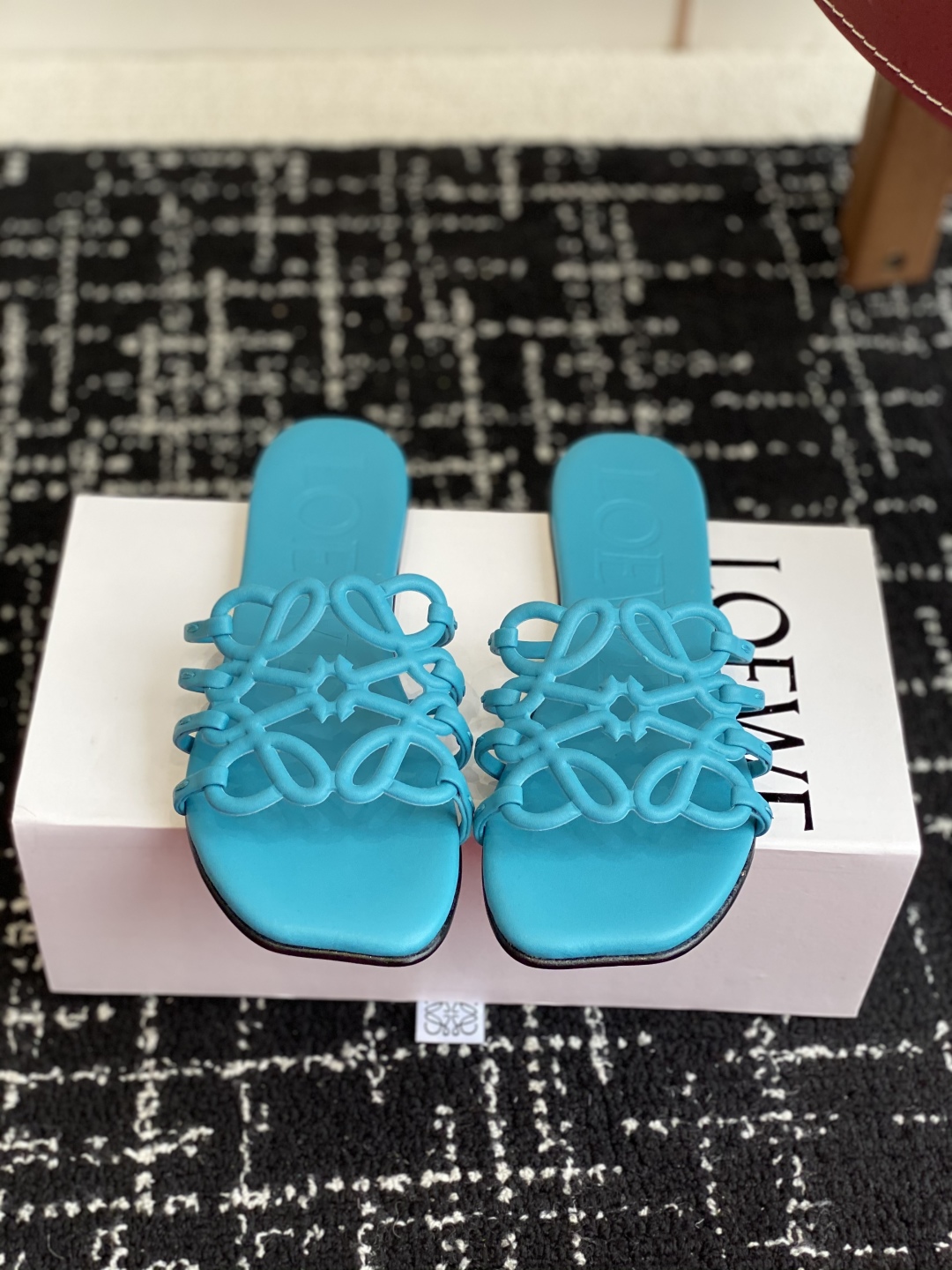 代购级
LOEWE 罗意威 25ss 春夏新品 拖鞋 疯狂种草简约设计感觉更干净优雅

让你念念不忘 颜