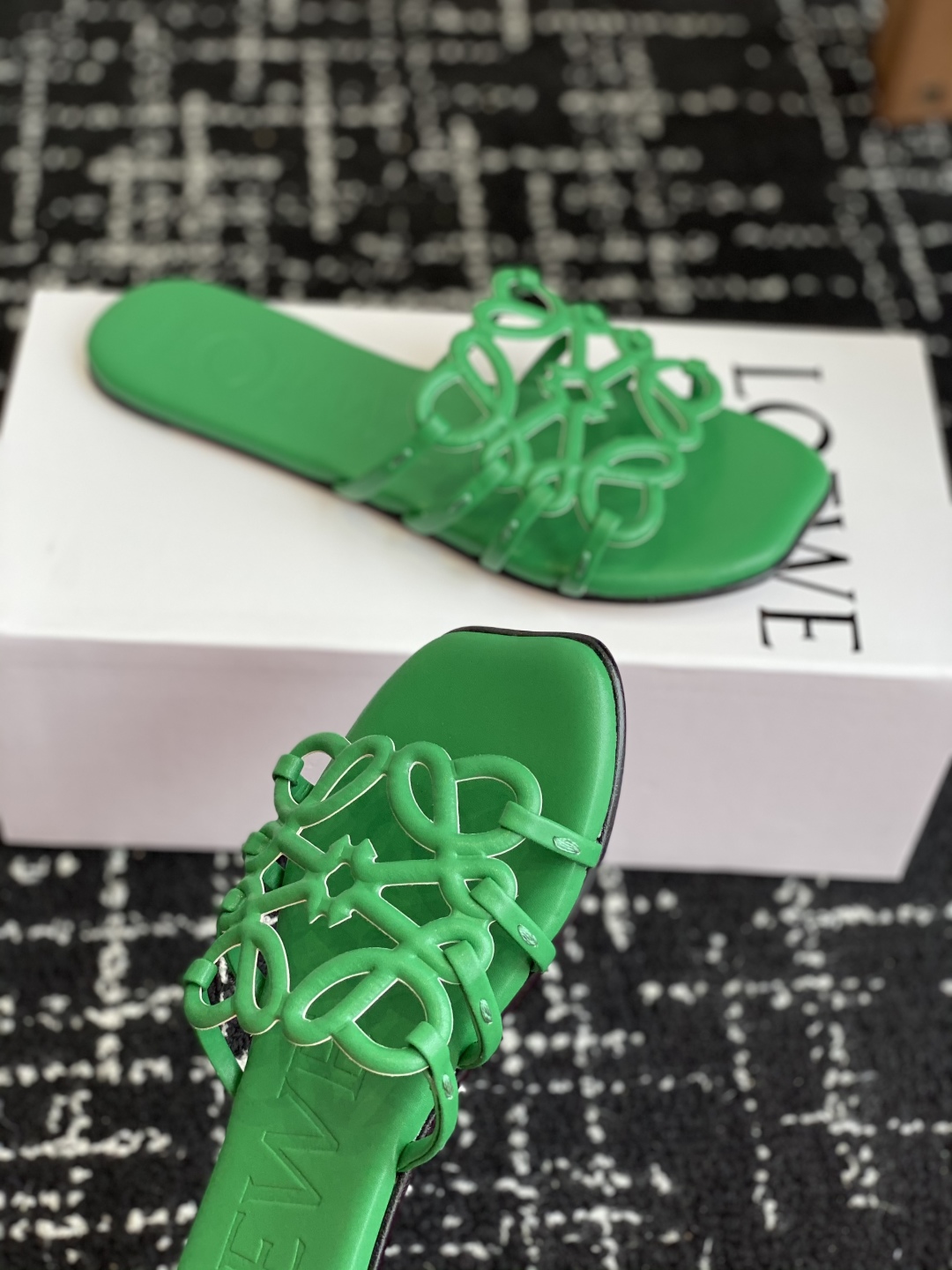 代购级
LOEWE 罗意威 25ss 春夏新品 拖鞋 疯狂种草简约设计感觉更干净优雅

让你念念不忘 颜