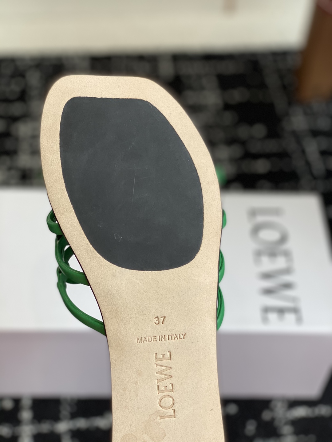 代购级
LOEWE 罗意威 25ss 春夏新品 拖鞋 疯狂种草简约设计感觉更干净优雅

让你念念不忘 颜