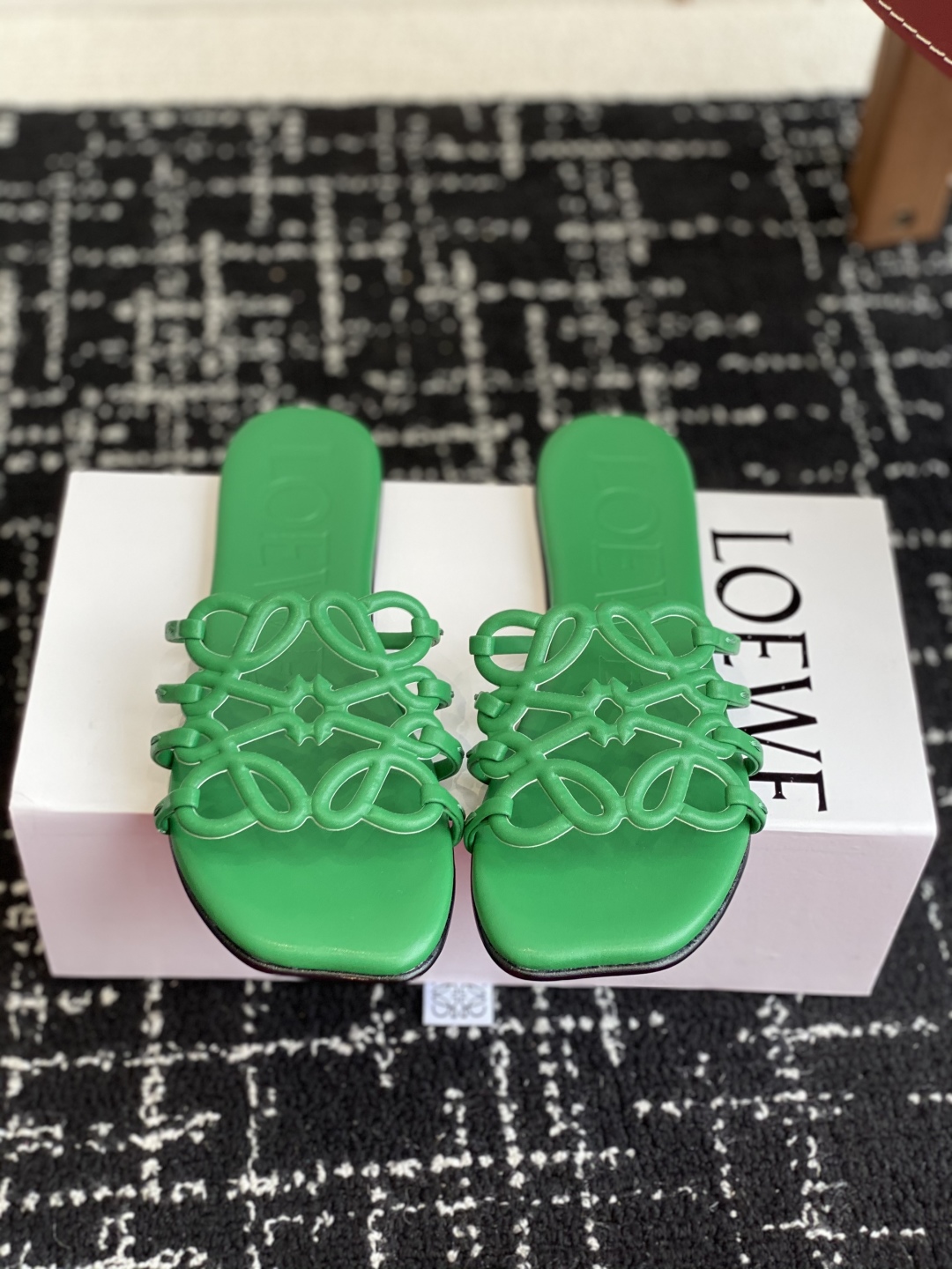 代购级
LOEWE 罗意威 25ss 春夏新品 拖鞋 疯狂种草简约设计感觉更干净优雅

让你念念不忘 颜