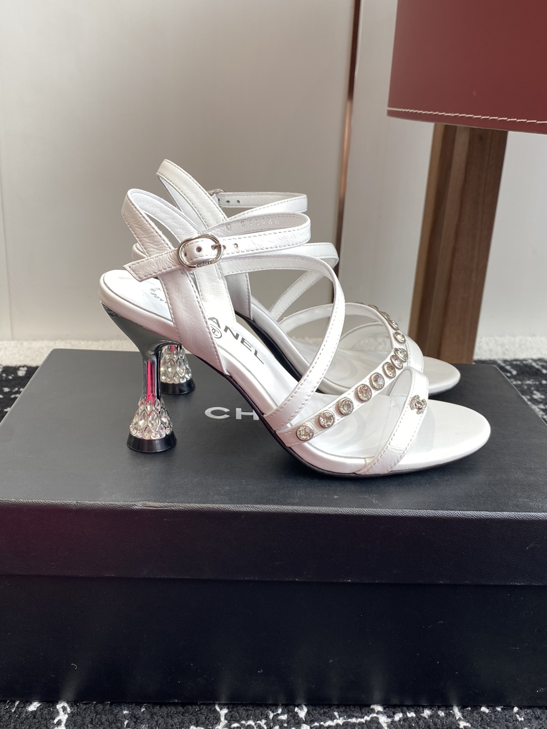 代购级
Chanel 小香 25ss 春夏新品度假 钻跟 钻扣 凉鞋 

小香的一款全新设计 鞋面透明材