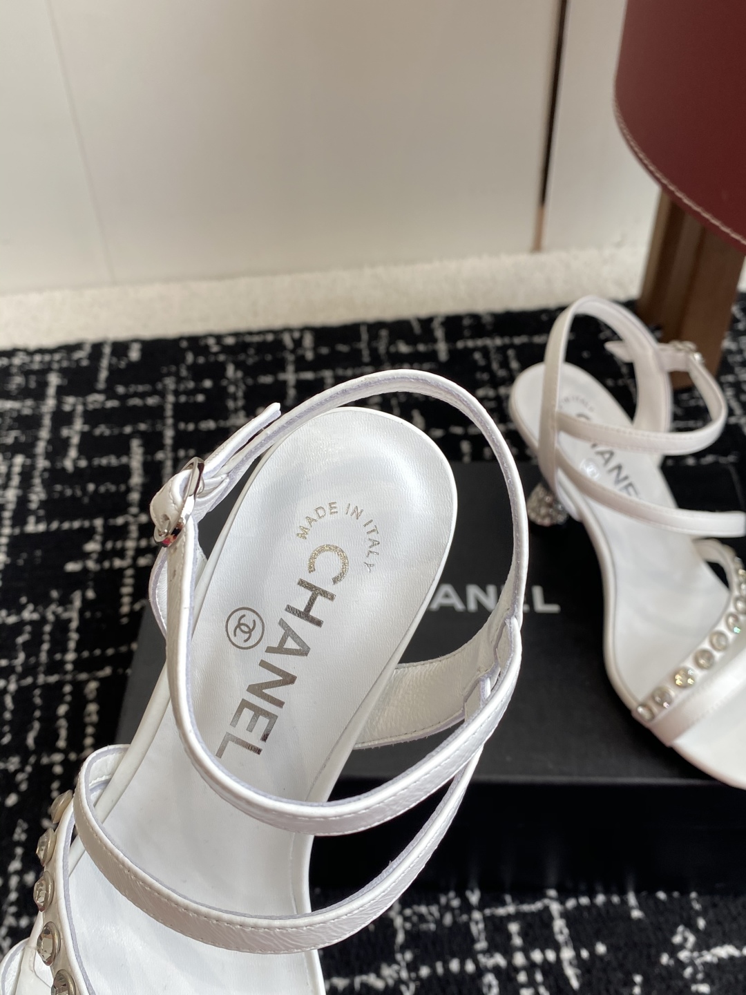 代购级
Chanel 小香 25ss 春夏新品度假 钻跟 钻扣 凉鞋 

小香的一款全新设计 鞋面透明材