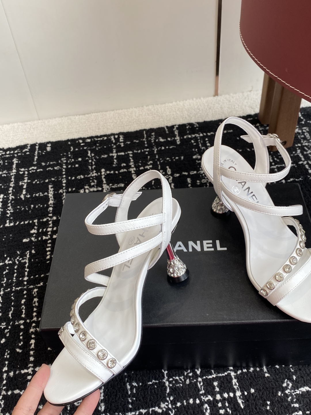 代购级
Chanel 小香 25ss 春夏新品度假 钻跟 钻扣 凉鞋 

小香的一款全新设计 鞋面透明材