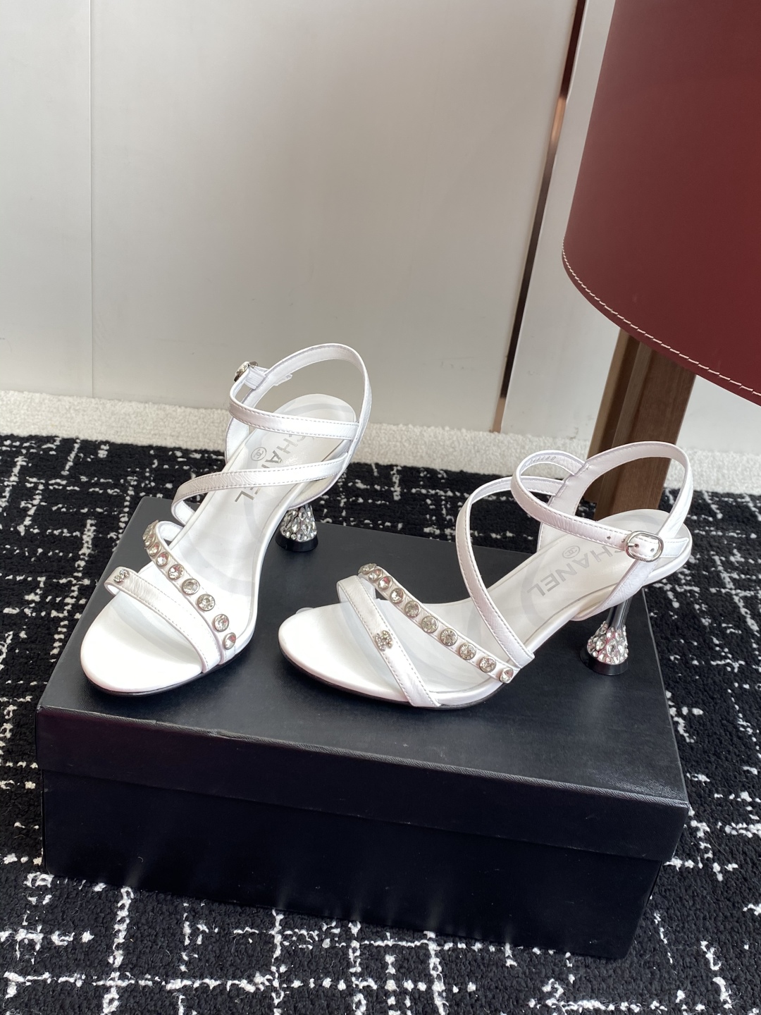 代购级
Chanel 小香 25ss 春夏新品度假 钻跟 钻扣 凉鞋 

小香的一款全新设计 鞋面透明材