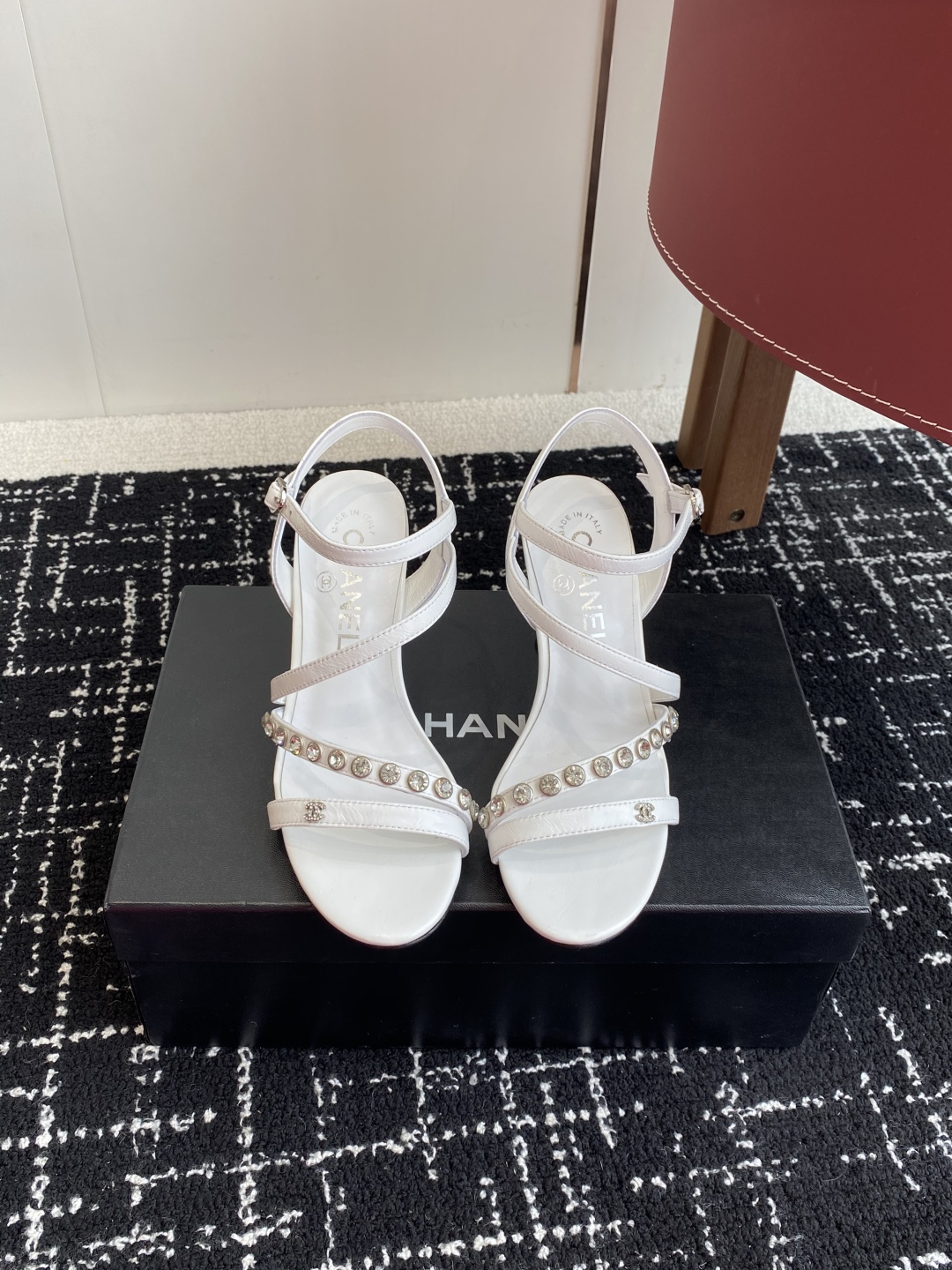 代购级
Chanel 小香 25ss 春夏新品度假 钻跟 钻扣 凉鞋 

小香的一款全新设计 鞋面透明材