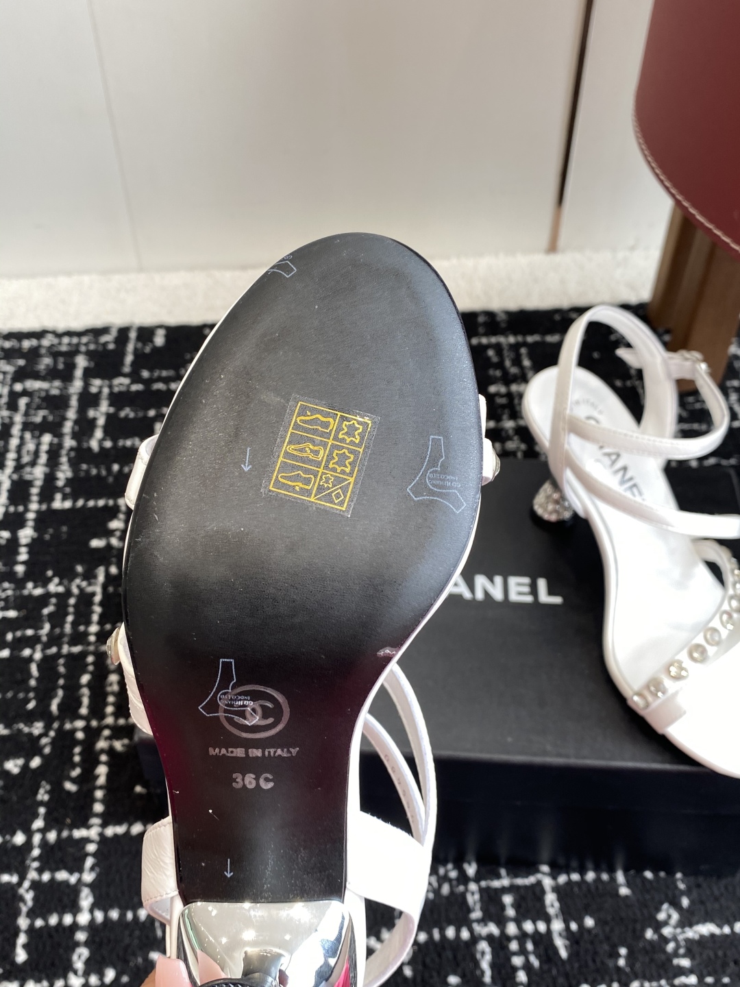 代购级
Chanel 小香 25ss 春夏新品度假 钻跟 钻扣 凉鞋 

小香的一款全新设计 鞋面透明材