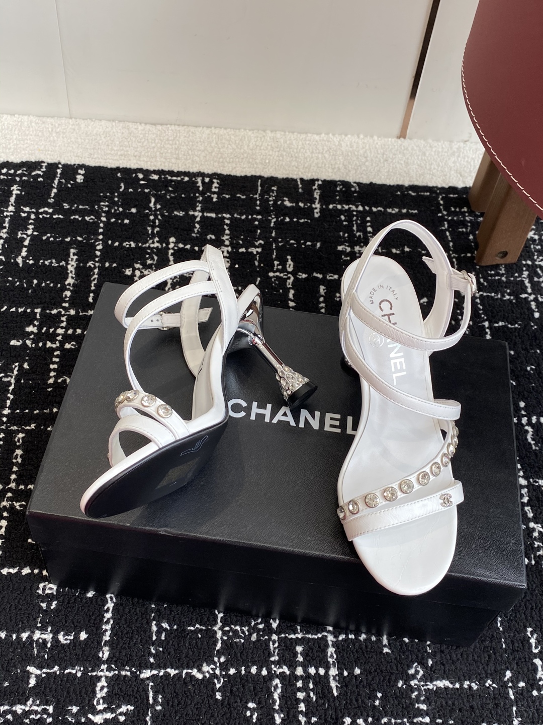 代购级
Chanel 小香 25ss 春夏新品度假 钻跟 钻扣 凉鞋 

小香的一款全新设计 鞋面透明材